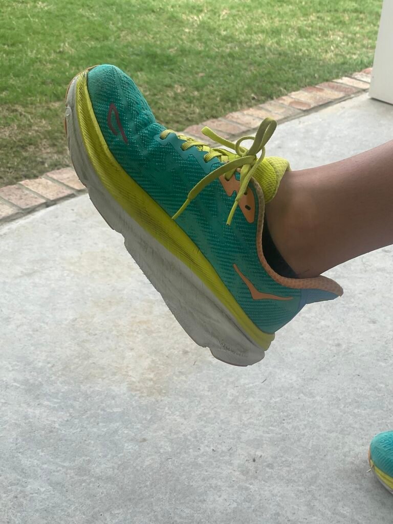 Best Walking Shoes for Long-Distance Travel 2026 - 5 Tested Options