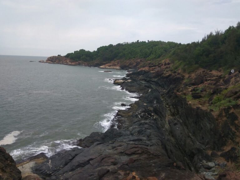 Gokarna Travel Guide 2026 — Beaches, Beach Trek, Temple & Tips