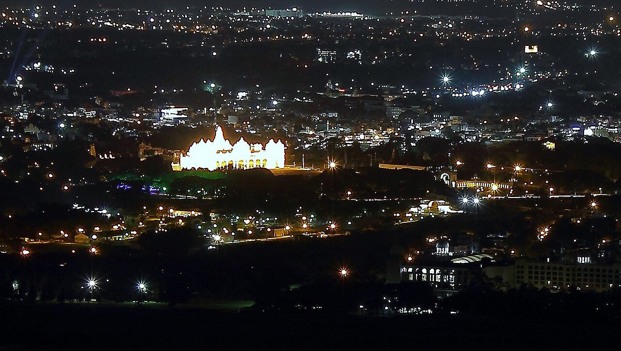 Mysore Travel Guide 2026 — Palace, Chamundi Hills, Dasara & Tips