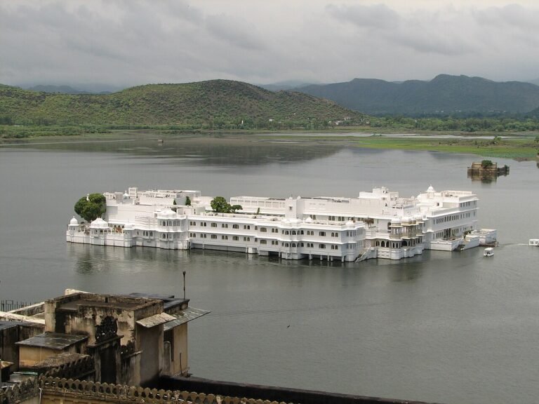Udaipur Travel Guide 2026 — Lakes, Palaces, Best Time & Itinerary