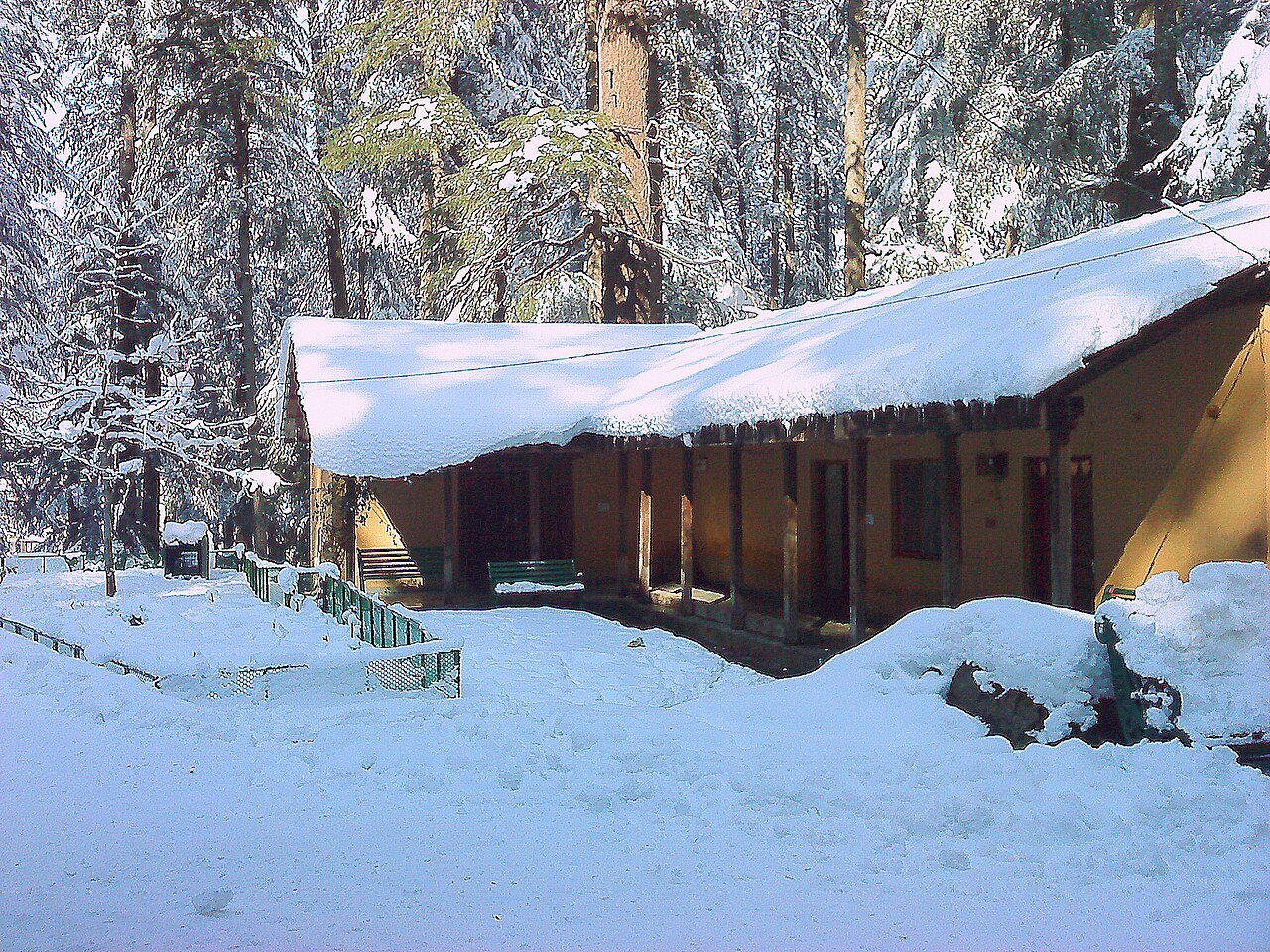 Manali town under winter snow